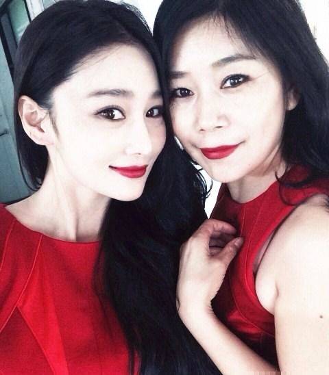 魅力 张馨予和妈妈的母女美搭,“母女式”穿搭的最佳组合,又美又飒