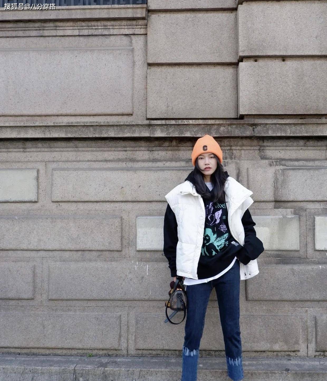 进行 羽绒服太显胖了?试试羽绒马甲叠穿的搭配,保暖舒适又减龄