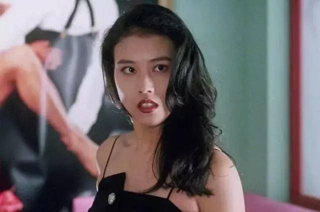 网友 53岁的周海媚扮起“嫩”绝对是数一数二,网友:混娱乐圈不容易啊