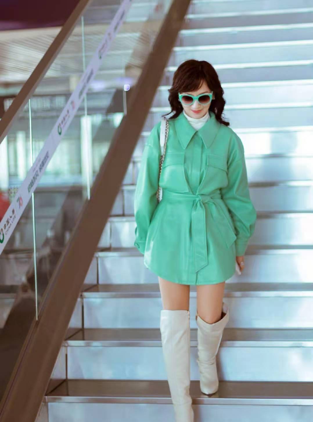 杨紫的造型师又成功了，军绿色风衣配牛仔裤，让她看上去洋气太多 - 知乎