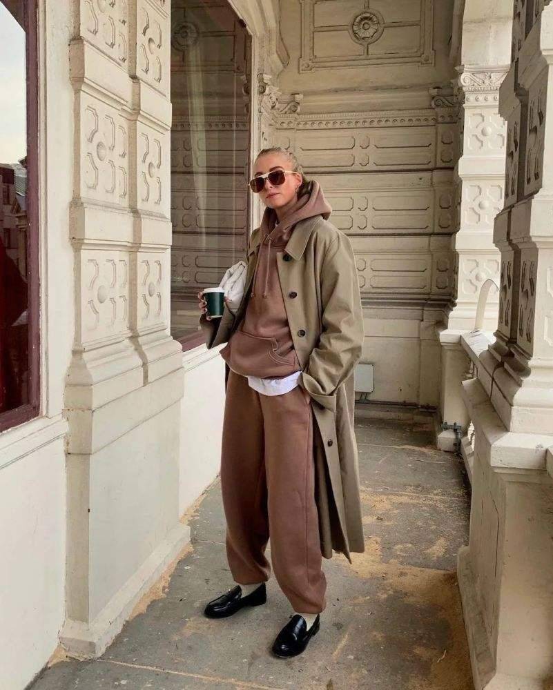 式样 今冬回头率很高的搭配“风衣+乐福鞋”，时尚优雅，尽显女性风度