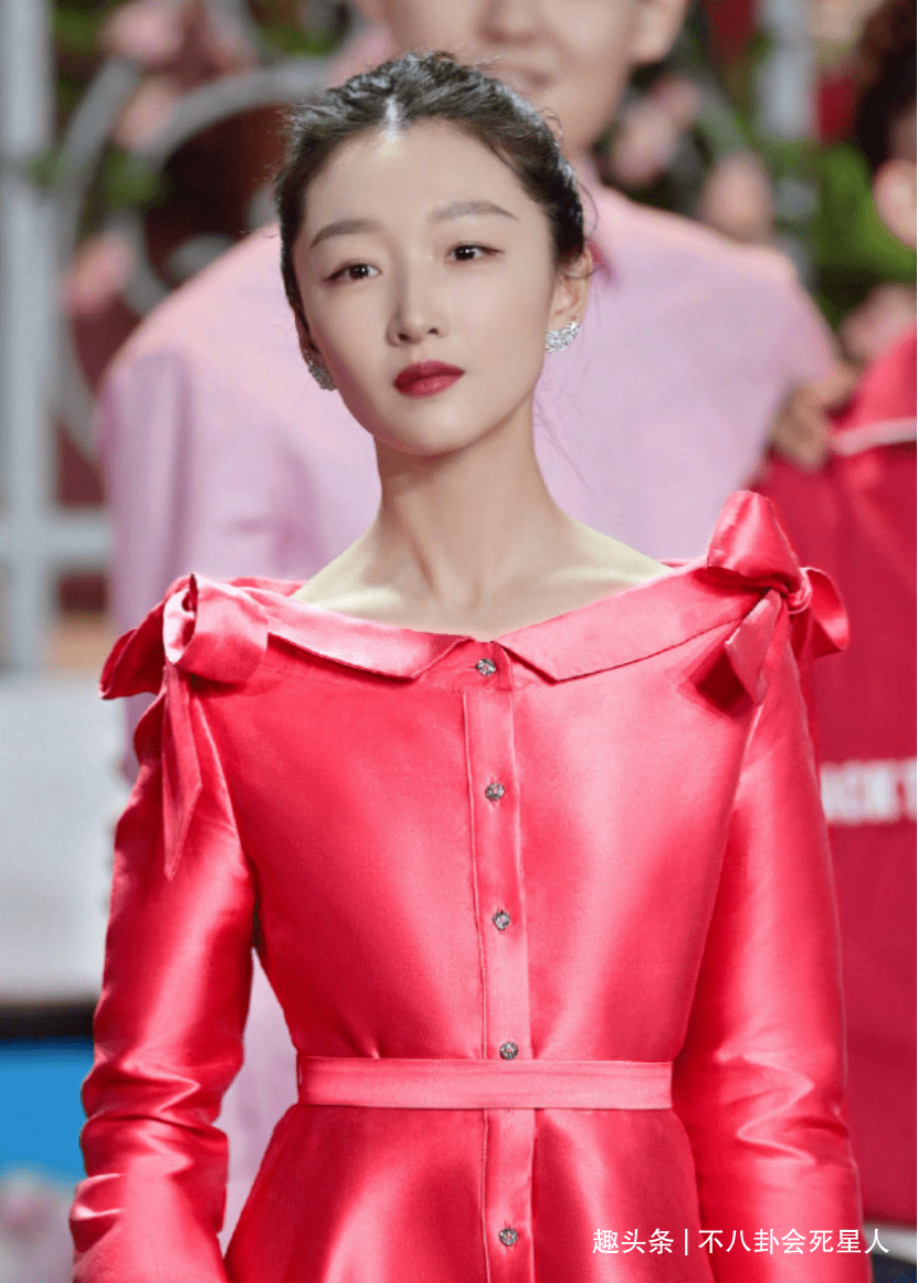 张梓琳 春晚舞台比美:热巴似小公主,倪妮肤色很抢眼,张梓琳母仪天下