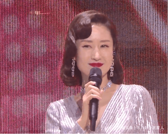 连那英|芒果小年夜造型：沈梦辰露背，宋茜吊带月光裙，李菲儿像披花床单