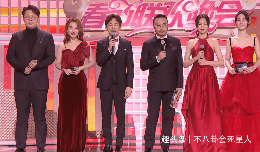 连那英|芒果小年夜造型：沈梦辰露背，宋茜吊带月光裙，李菲儿像披花床单