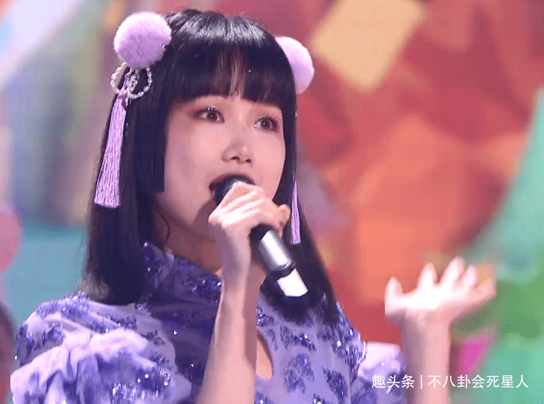 连那英|芒果小年夜造型：沈梦辰露背，宋茜吊带月光裙，李菲儿像披花床单