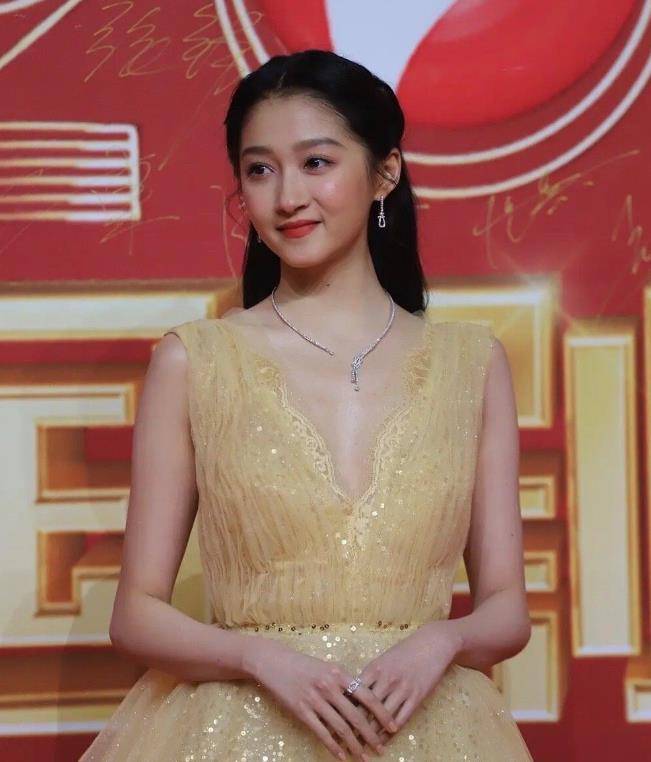 盛典 国剧盛典生图下的女星：关晓彤臃肿似发福，谭松韵30岁依旧少女