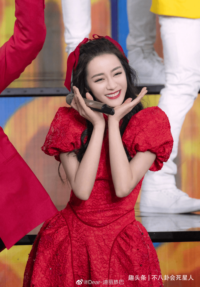 张梓琳 春晚舞台比美:热巴似小公主,倪妮肤色很抢眼,张梓琳母仪天下