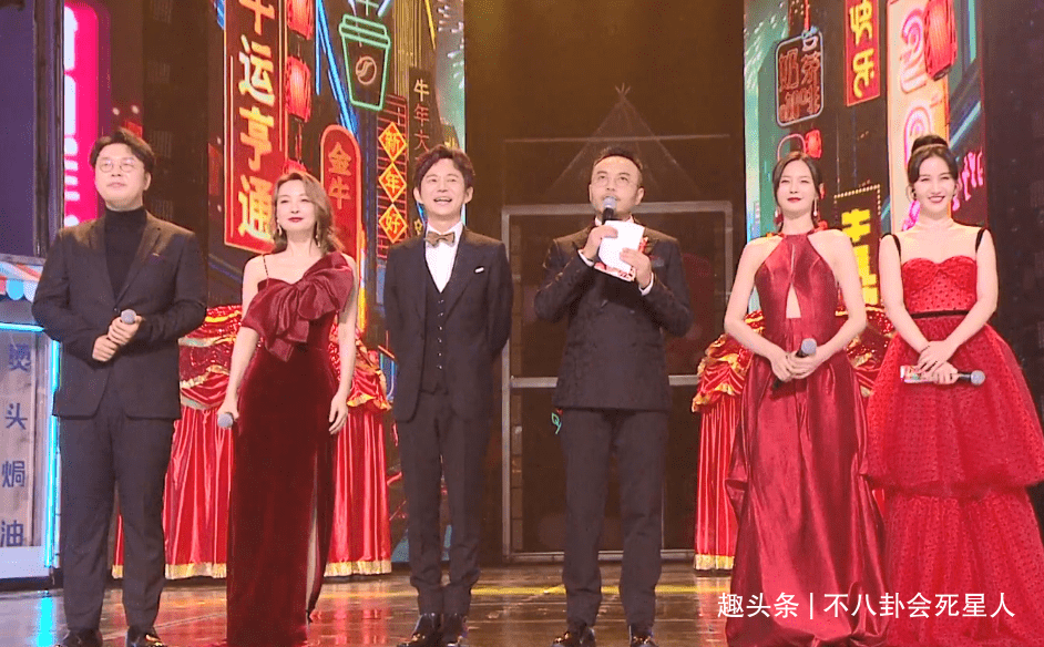 连那英|芒果小年夜造型：沈梦辰露背，宋茜吊带月光裙，李菲儿像披花床单