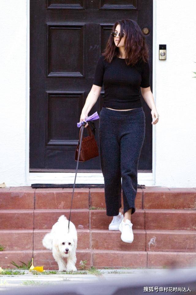 黑衣 赛琳娜黑衣造型出街，爆炸头抱萌宠状态佳，无惧微胖身材大胆秀腰