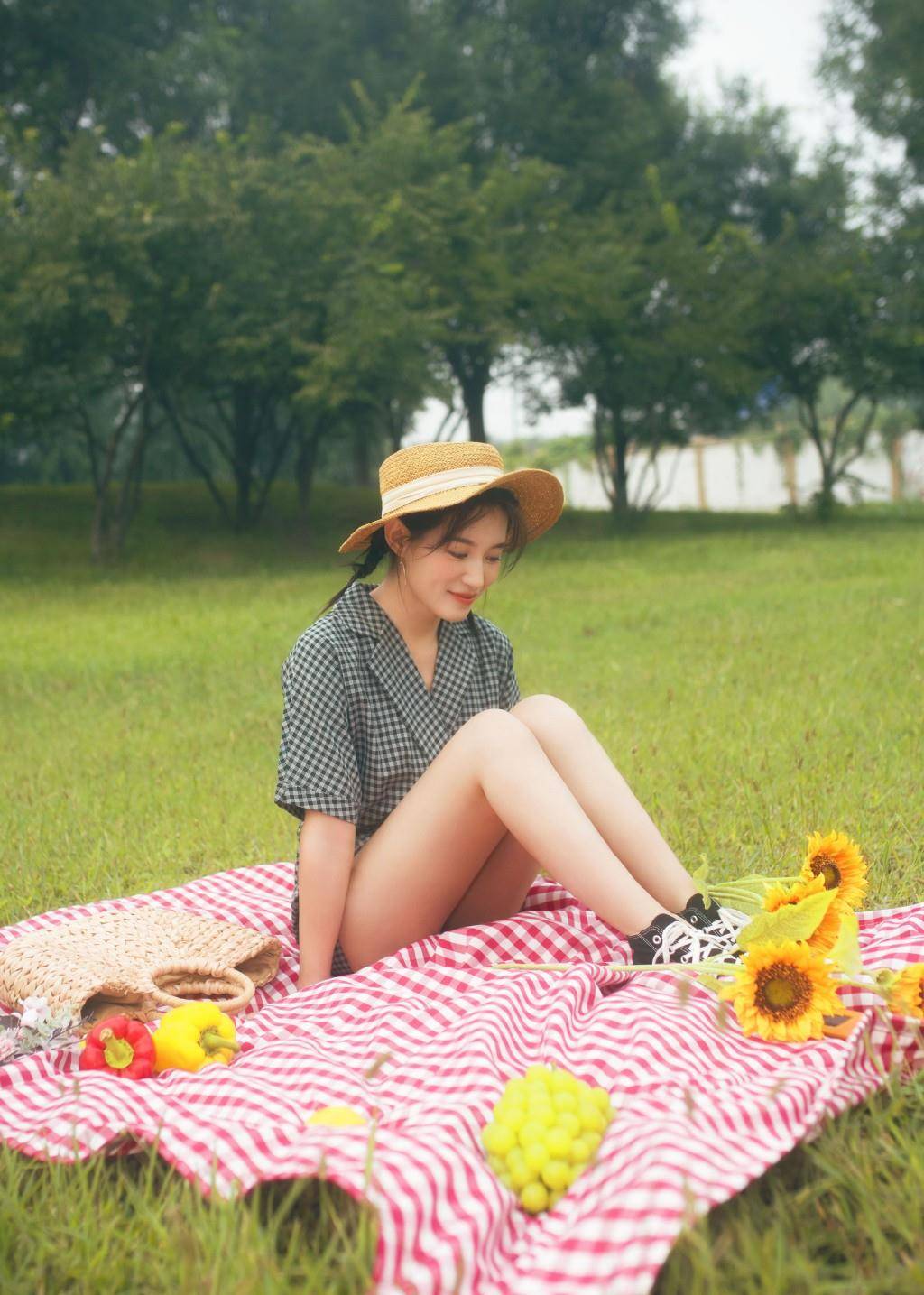 因为|《新神雕侠侣》她是小龙女的师祖，今穿格纹连体裤，戴草帽超甜美