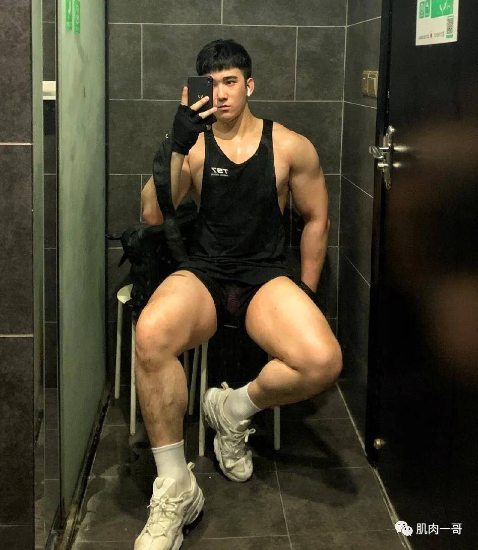 身材|94年翘臀男教练走红网络，网友直呼我可以