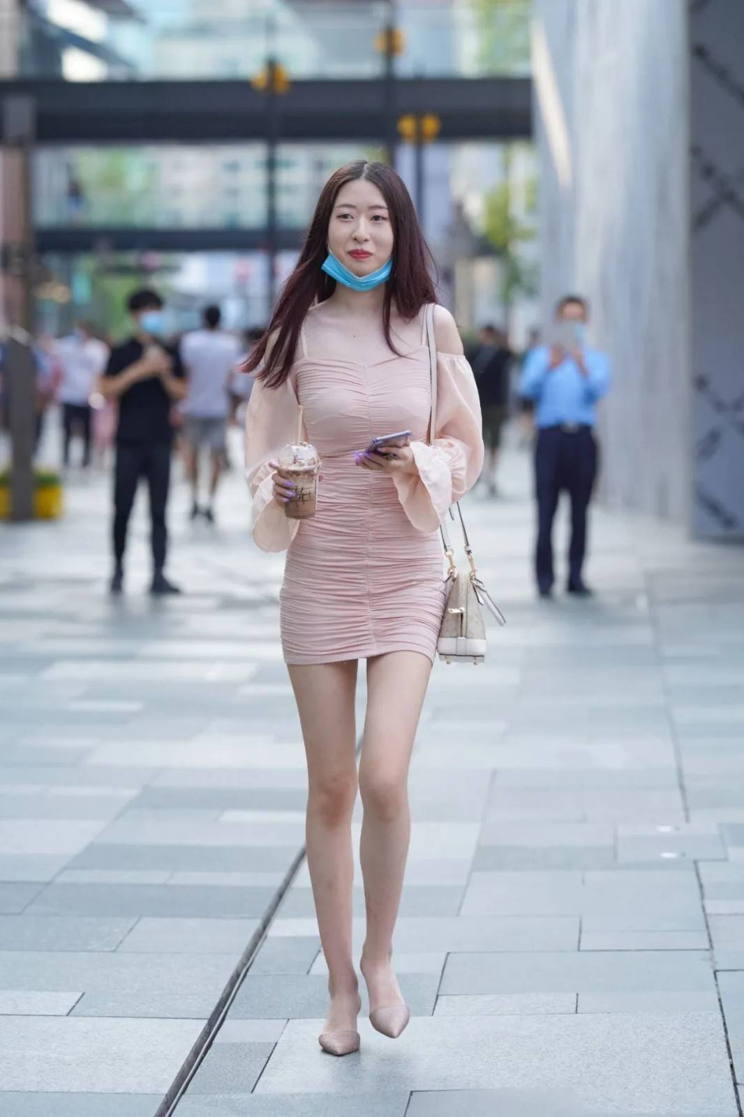 身材 与清新高雅的穿搭联手，打造时髦大方的感觉，使回头率上涨到极致
