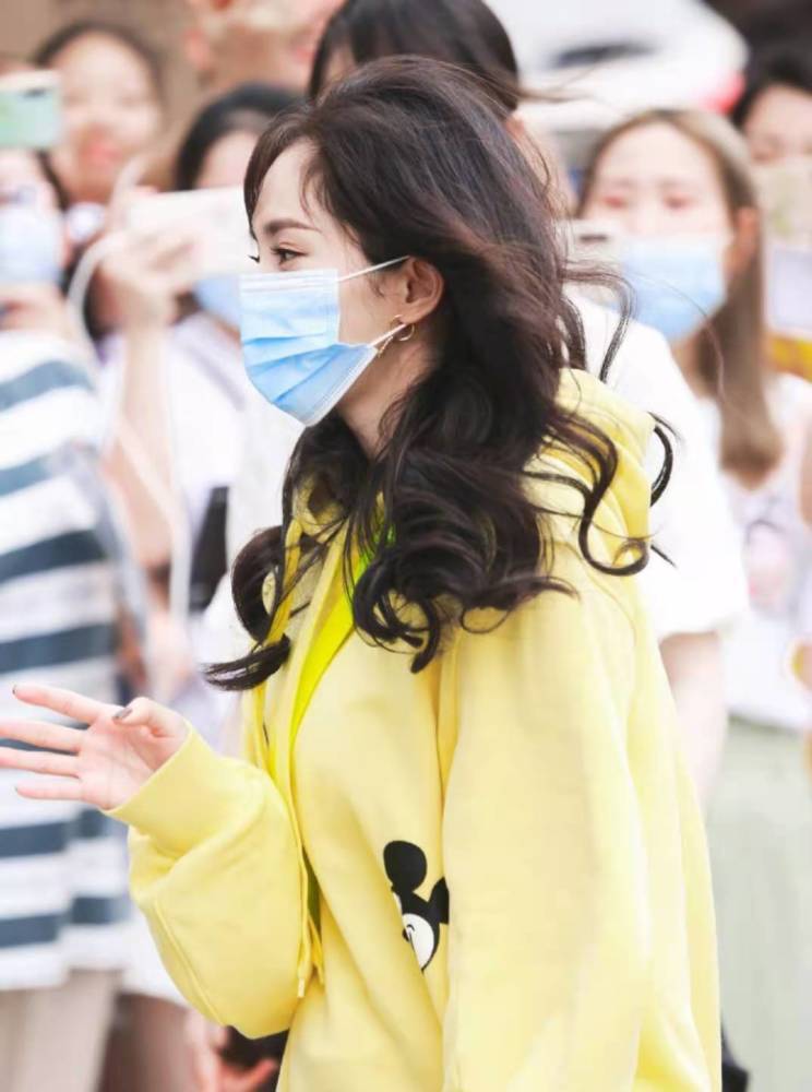 卫衣 被杨幂美到了,穿卡通卫衣配网纱裙时髦洋气,气质满分