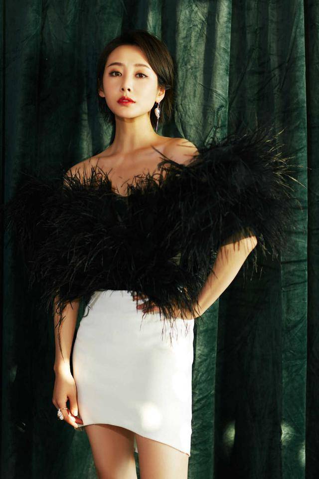 黑色 李纯真是个“小腰精”，西装里面直接穿黑色抹胸秀身材，又帅又A