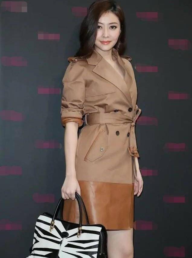 好身材 熊黛林不愧是名模，穿大衣也遮不住好身材，翘二郎腿尽显绰约风姿