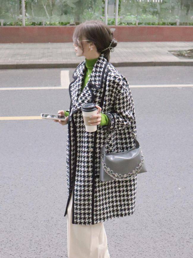 颜色 这身造型中，她搭配了一双红色的皮鞋，这就能与衬衫中的颜色形成呼应