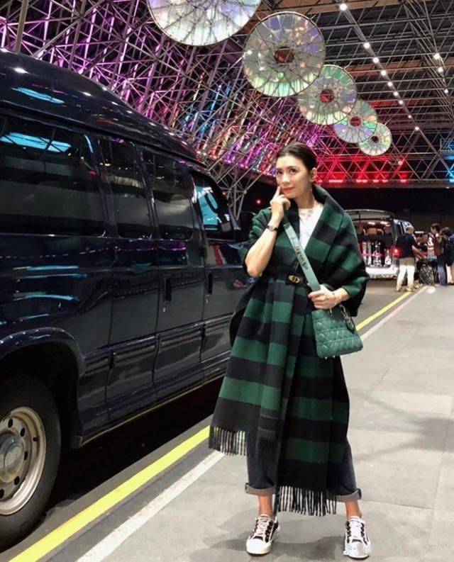 颜色贾静雯录节目后台合影，穿T恤不修图成五五身材，身高矮的真实！