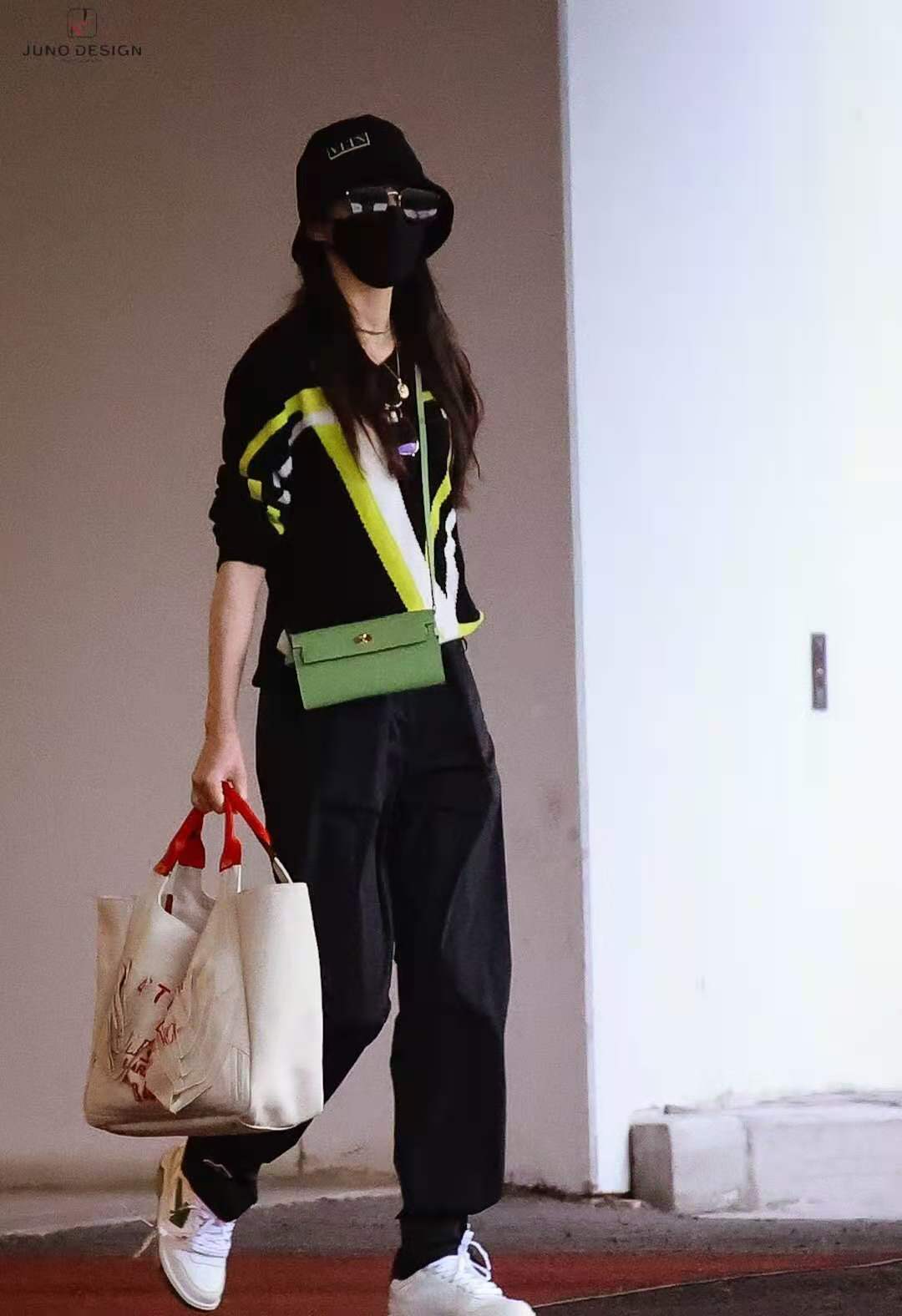 黑色 今冬别急着买阔腿裤，真正的裤王是直筒裤，保暖显腿细唐嫣都在穿