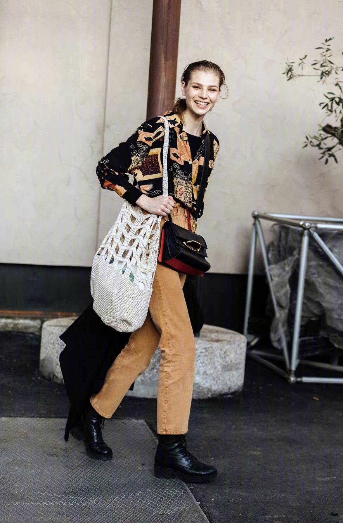 貂绒 温度与风度都要,秋冬季秀场外的模特在穿什么?快来看一看