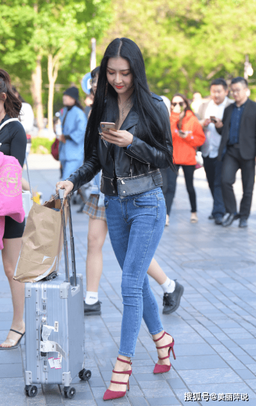 高跟鞋 美女街拍：甜美的小姐姐，身穿皮衣＋牛仔裤，机车风格与女性魅力的完美融合