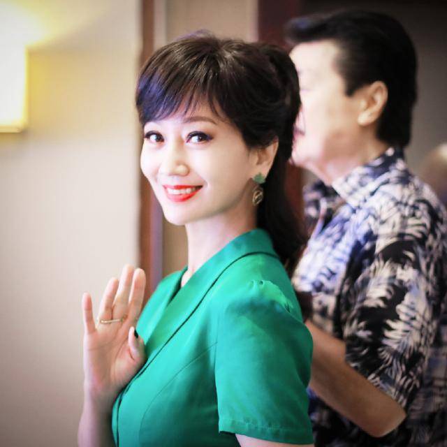 真显嫩 赵雅芝换了发型真显嫩，高扎马尾清爽活泼，甜美笑容好似明朗少女