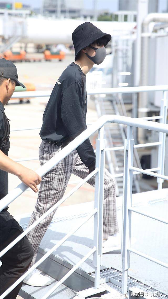 长袖 20岁王俊凯戴渔夫帽低调亮相，配格纹裤走路带风，俨然是个潮男