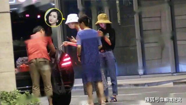 浅色 33岁江疏影和父母外出,浅色T配长裙,朴素穿着挡不住女神好气质