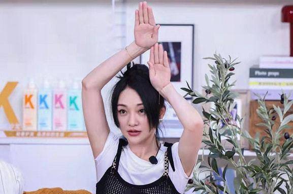 大城市 46岁周迅现身《很高兴认识你》直播间,时尚造型引起网友热议