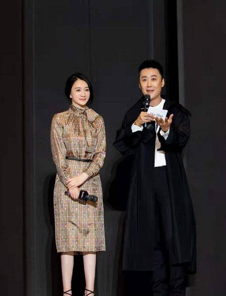 卫衣 44岁李小冉太显嫩！穿卫衣好身材藏不住，跟老公同框不像一辈人