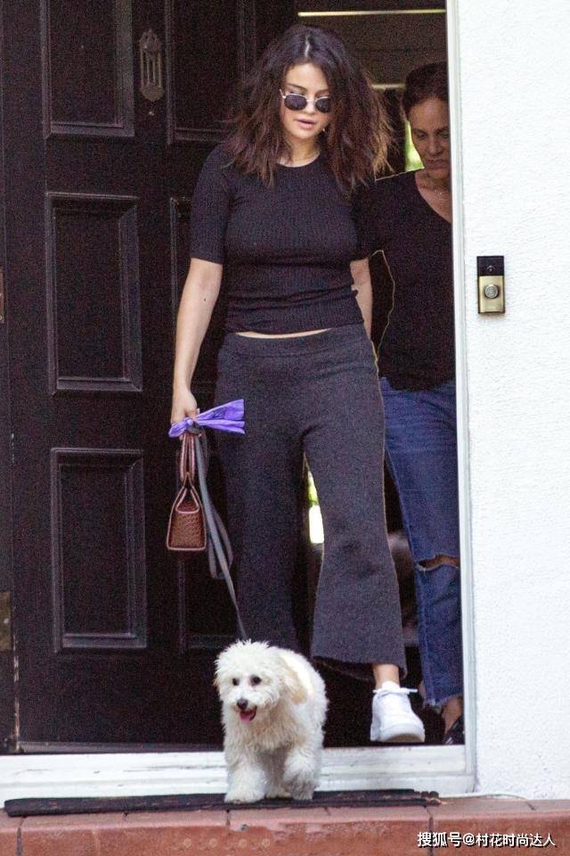 黑衣 赛琳娜黑衣造型出街，爆炸头抱萌宠状态佳，无惧微胖身材大胆秀腰