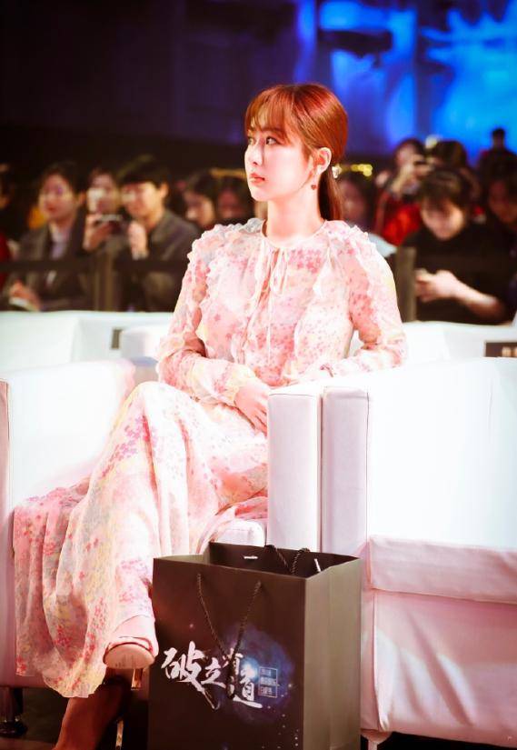 黑色 杨紫真像个“小仙女”，一袭粉色碎花连衣裙清新自然，甜美减龄