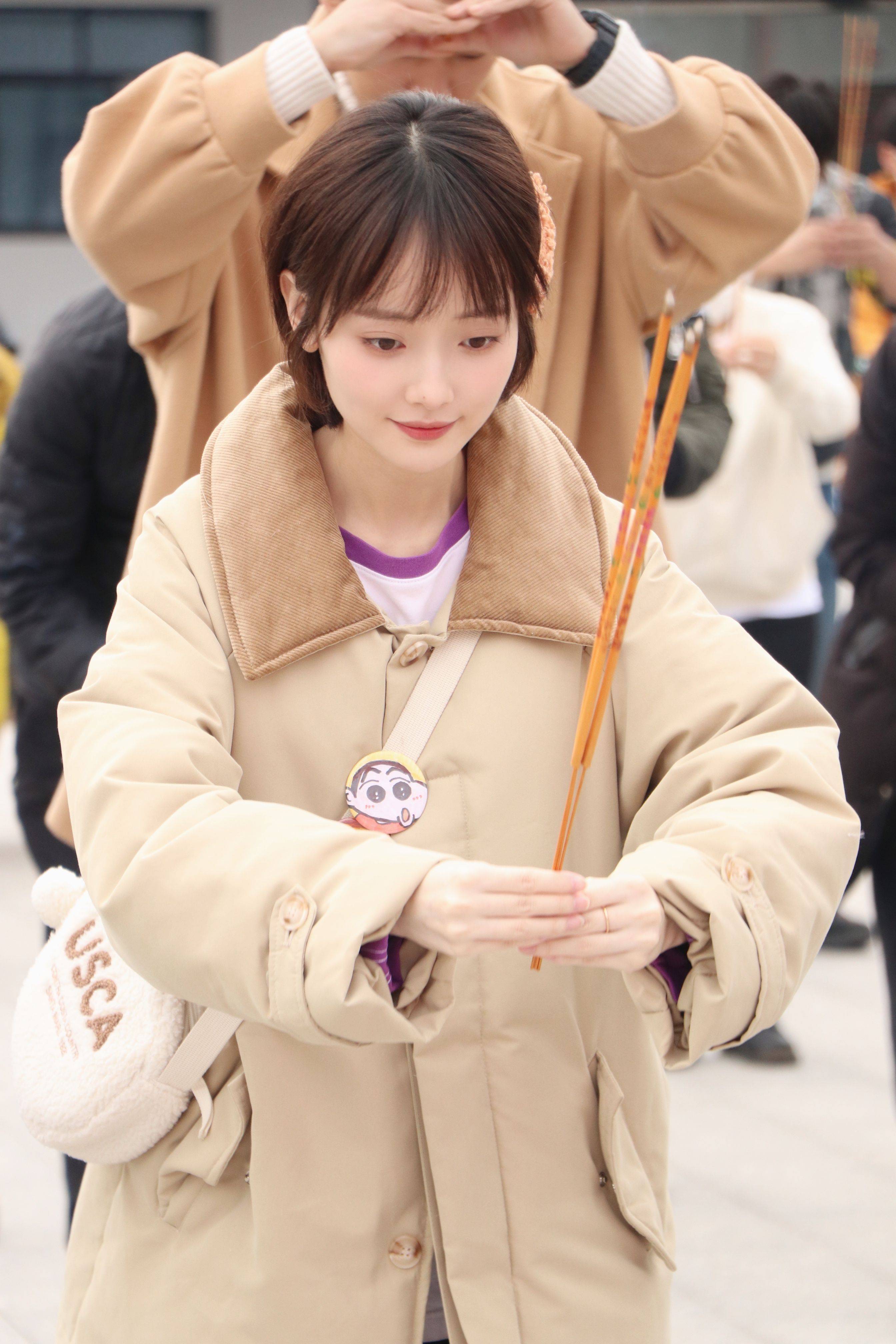 同时,她在《良辰美景好时光》,《来到你的世界》,《非处方青春》等