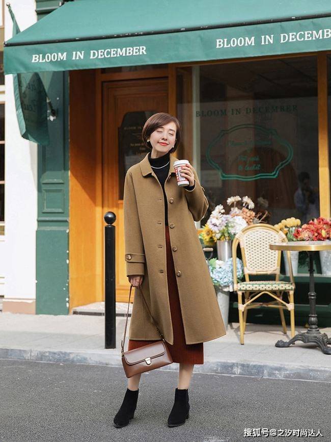 下半身 风衣在秋季很常见，最常见的颜色就是浅棕色和浅灰色了