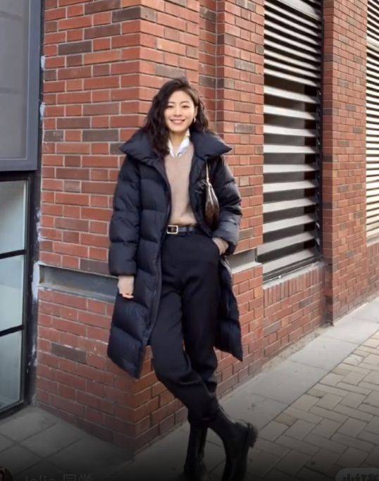 颜色 谁说黑色羽绒服老土？35岁博主连搭7套时髦显气质，每套都想照搬