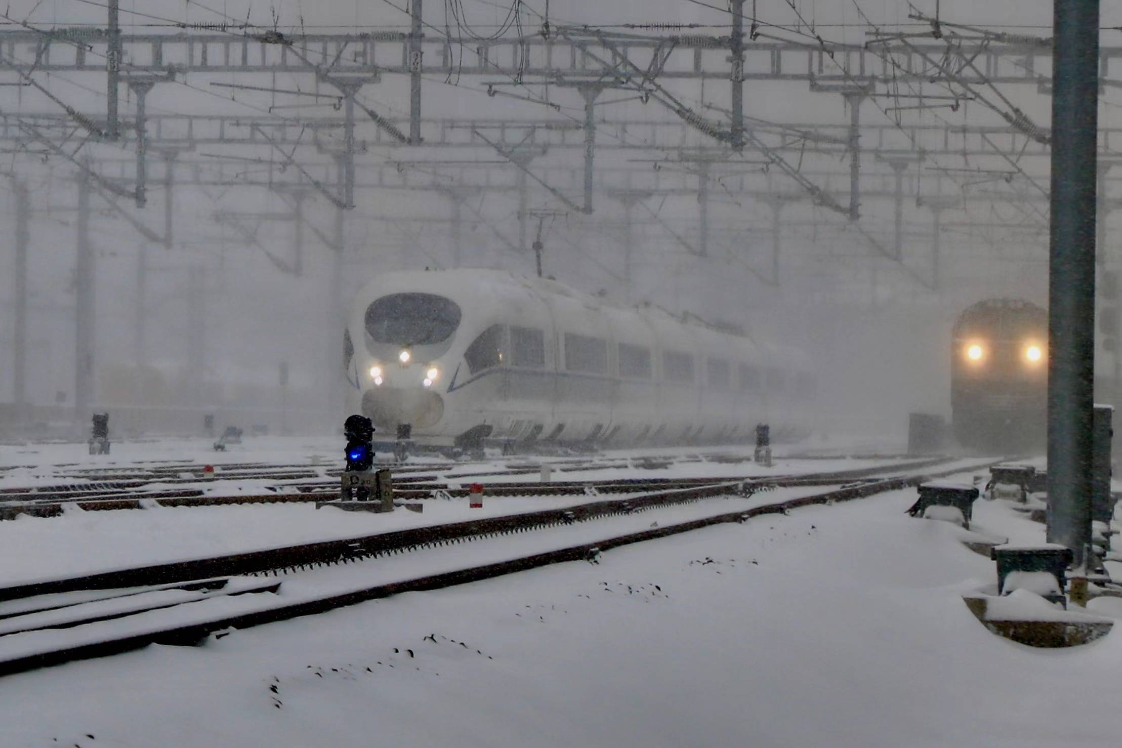 普铁加挂,动车组重联,哈铁万名职工浴"雪"奋战