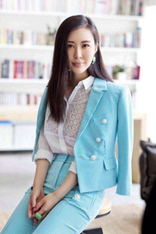 模式 林丹开启工作模式，和王石妻子田朴珺同框，黑白搭配显得很高级