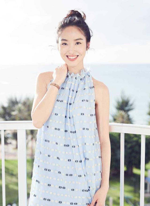黑色 杨采钰真是好一朵“人间富贵花”，蓝色连衣裙优雅温婉，明媚大气