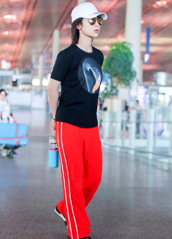 黑色 杨紫真像个“小仙女”，一袭粉色碎花连衣裙清新自然，甜美减龄