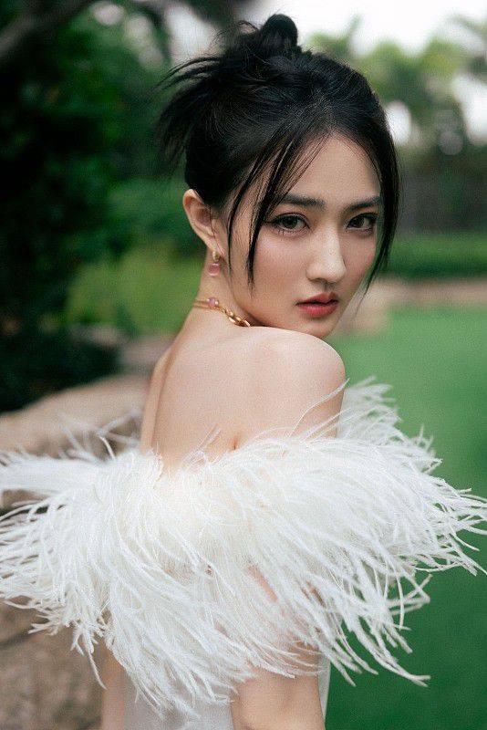 设计 徐璐这一次真的穿对了,纯白色羽毛礼裙超惊艳,展露完美身材