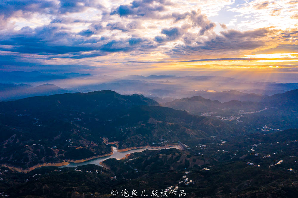 景区|广东大山发现神秘天池，常年水位不变，游客纳闷：这水是哪来的？