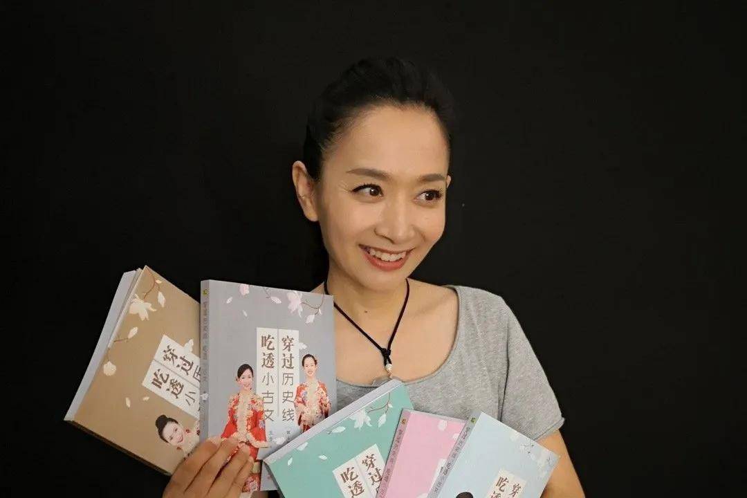 主持人跨界直播成为行业翘楚她在抖音电商为千万粉丝精选好书