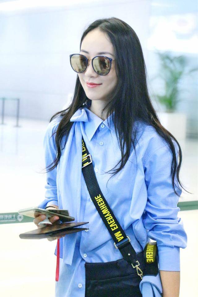 黑色 36岁韩雪黑超遮面走机场，衬衫搭配短裤随意休闲，甘蔗腿实在惊艳