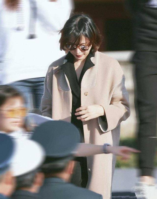 模板 董卿堪称40岁女性穿搭模板,西装叠穿大衣优雅不失干练,值得借鉴