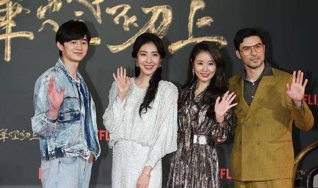 大气 林心如怎么变这样了！鎏金长裙穿出浓浓油腻感，一做大表情脸就垮