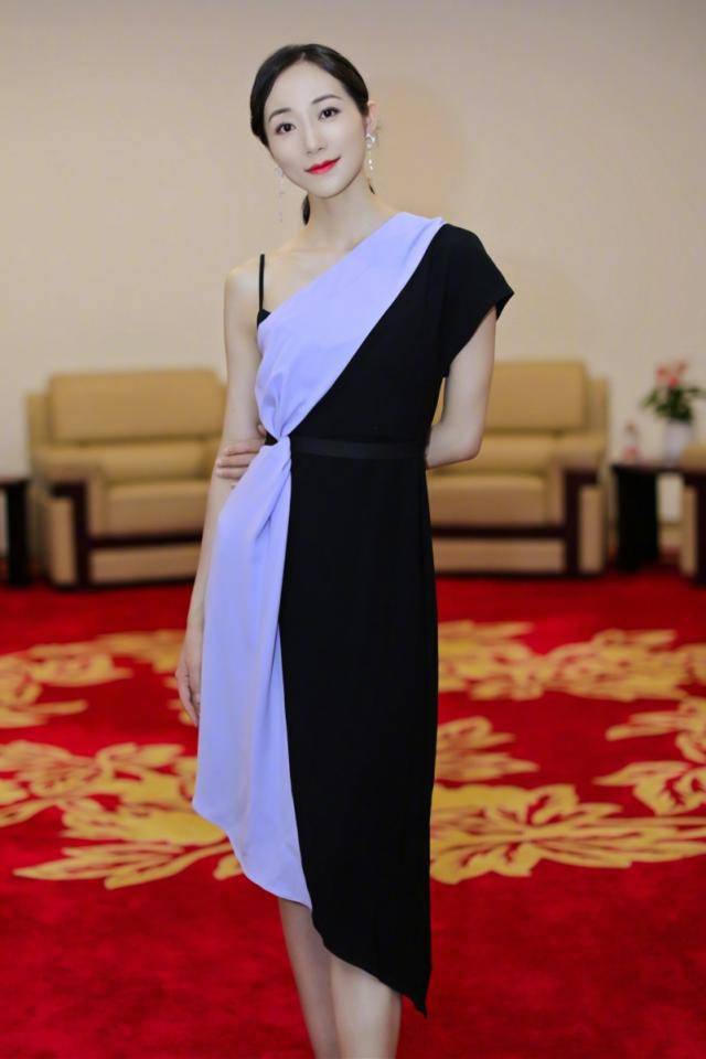 黑色 36岁韩雪黑超遮面走机场，衬衫搭配短裤随意休闲，甘蔗腿实在惊艳