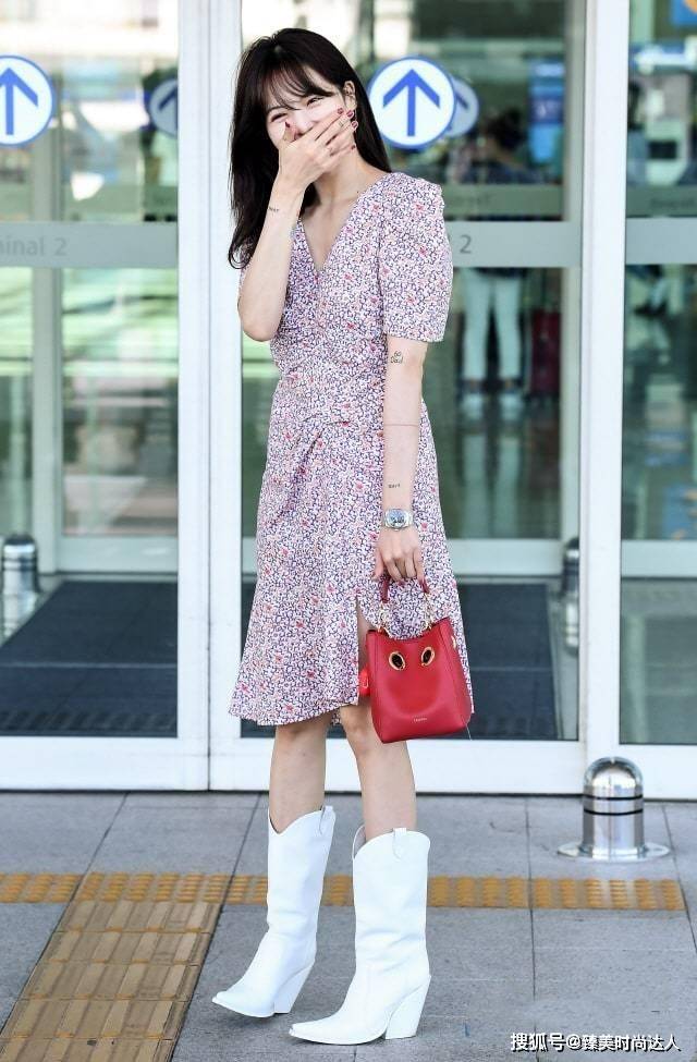 样子 金泫雅穿碎花裙走机场，搭白靴腿细得不真实！嘴唇消肿后美翻了