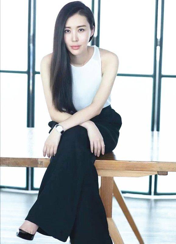 模式 林丹开启工作模式，和王石妻子田朴珺同框，黑白搭配显得很高级