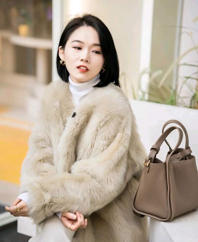 服装 冬天穿衣别太普通，可以借鉴这三套穿搭示范，满满的高级感