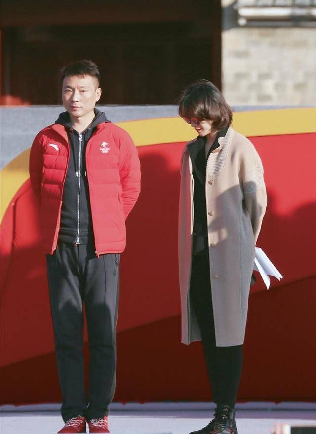 模板 董卿堪称40岁女性穿搭模板，西装叠穿大衣优雅不失干练，值得借鉴