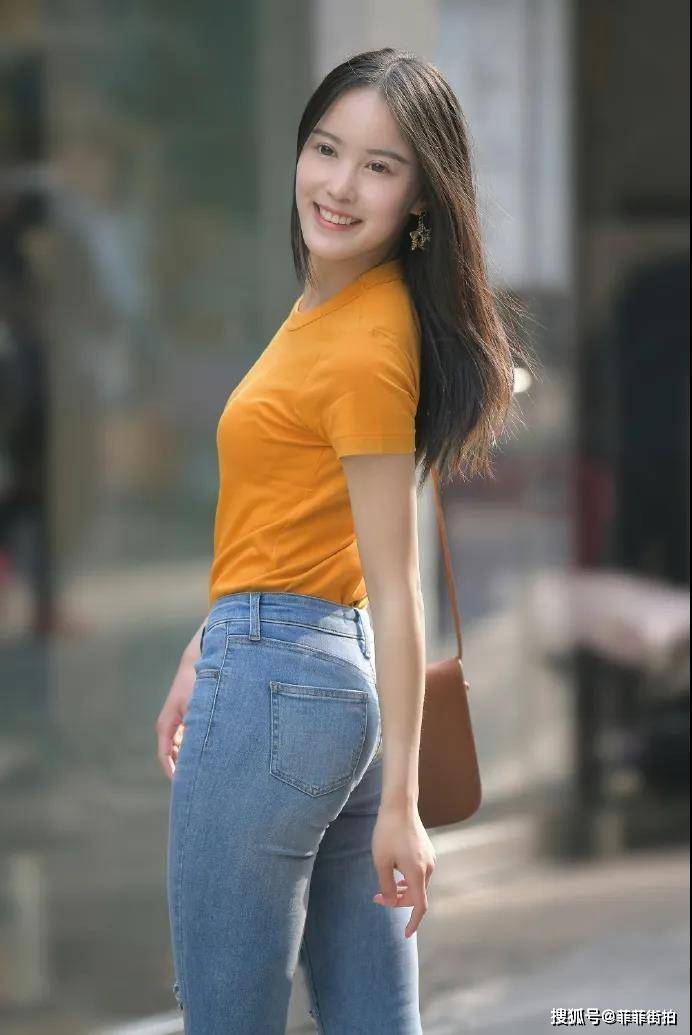 才会 蓝色牛仔搭配橘色上衣,好有时尚感的小姐姐